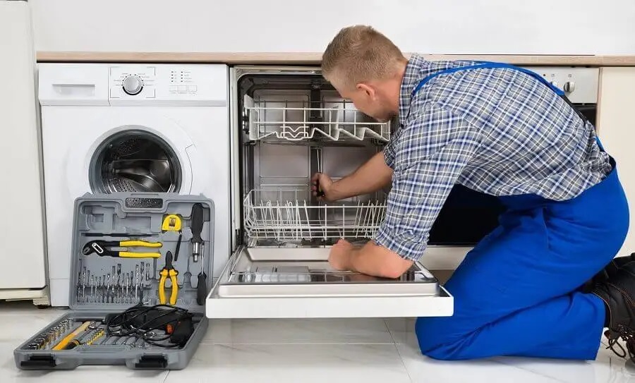 Çiğli Daikin servisi teknisyen ekibi beyaz eşya tamiri yaparken